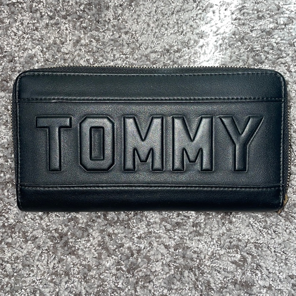 Tommy Hilfiger black accordion wallet